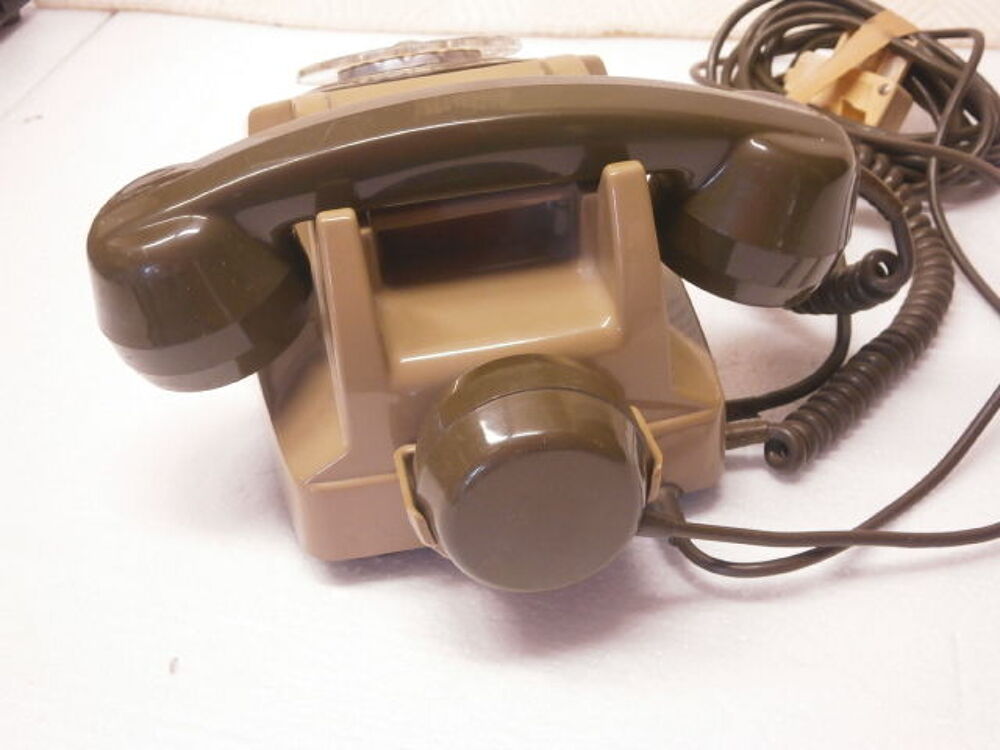 T&eacute;l&eacute;phone de collection S63 vert kaki &agrave; cadran avec son &eacute;cou 