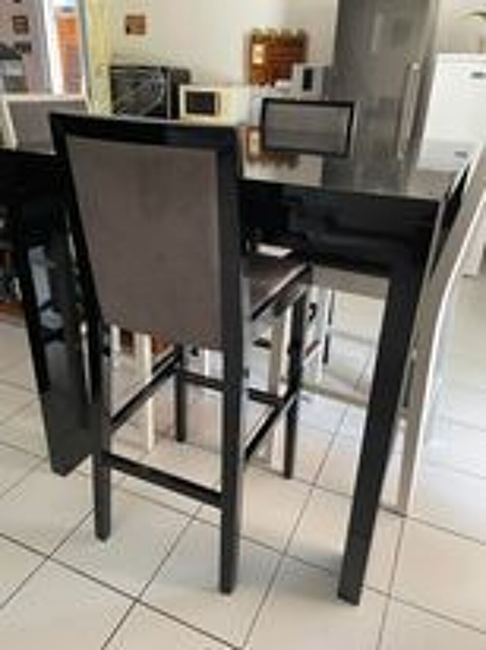 Table haute noire + 4 chaises Meubles