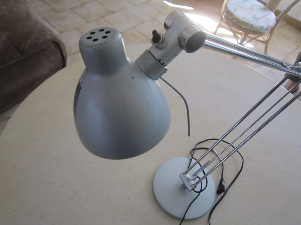 Une lampe de bureau, couleur grise Electromnager