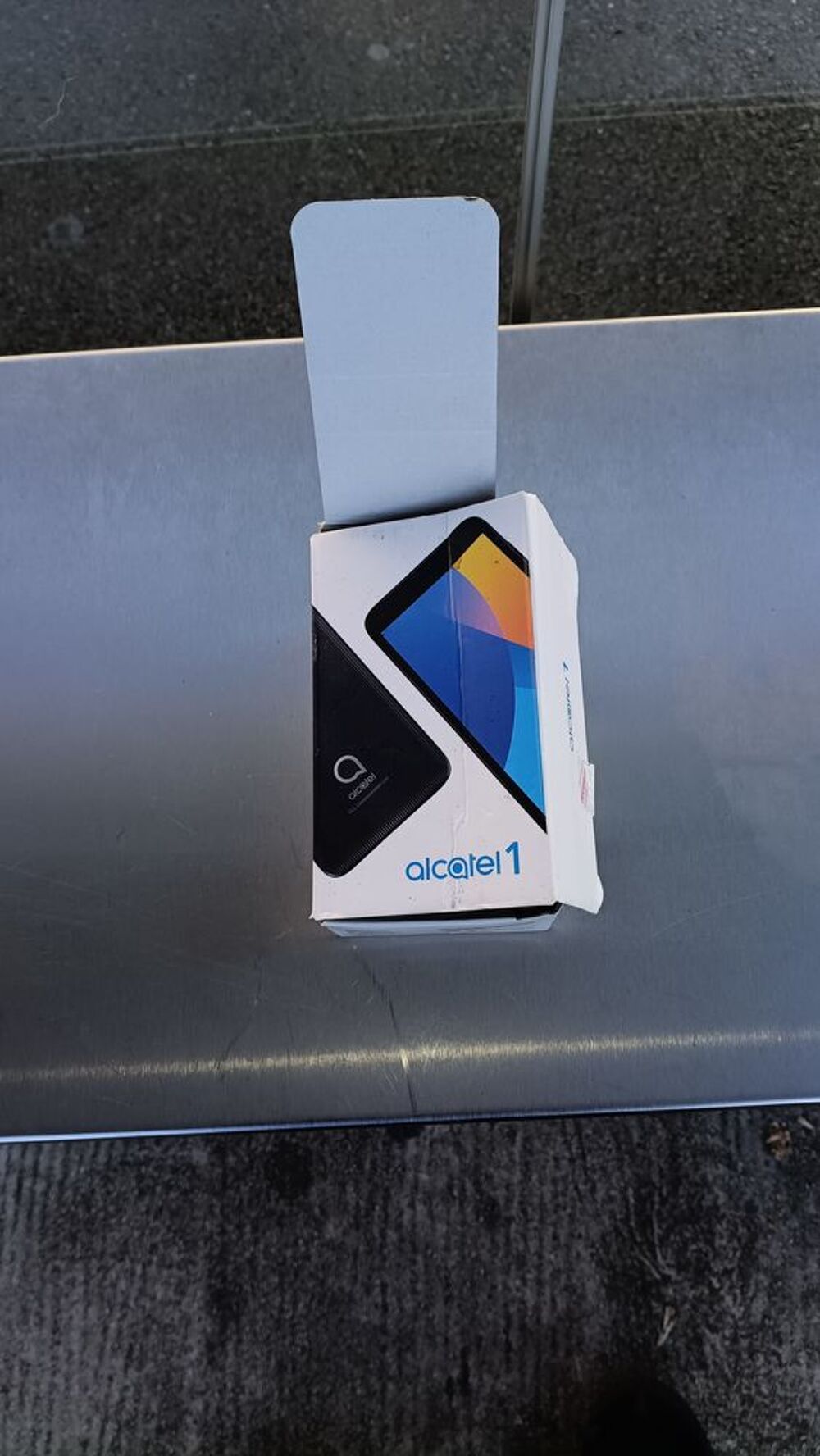 Je un t&eacute;l&eacute;phone Alcatel portable tactile Téléphones et tablettes