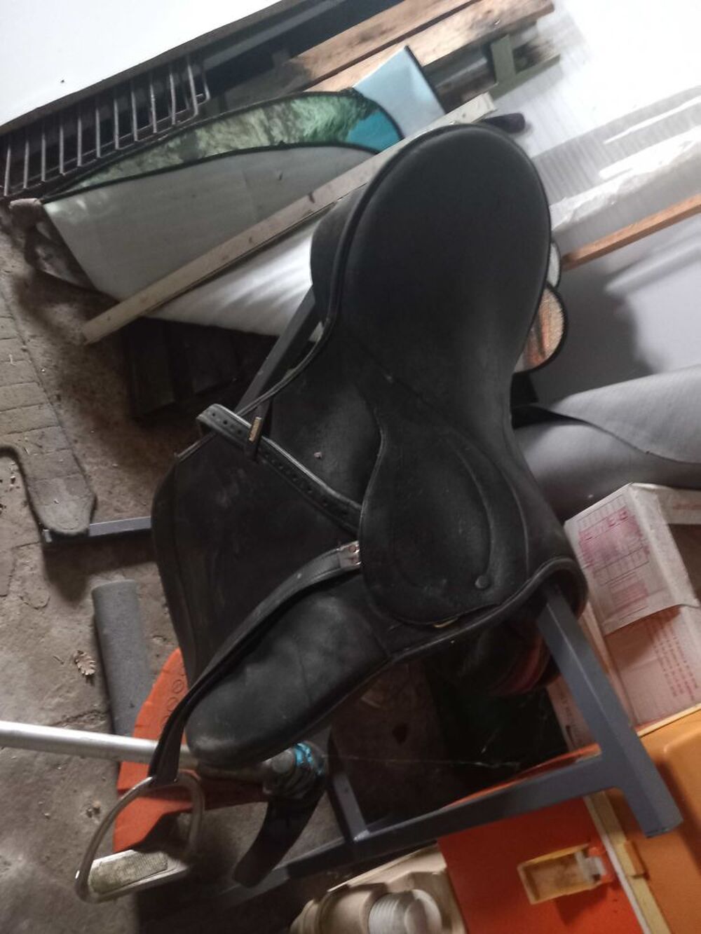 2 selles ,et 1 harnais &agrave; voir Sports