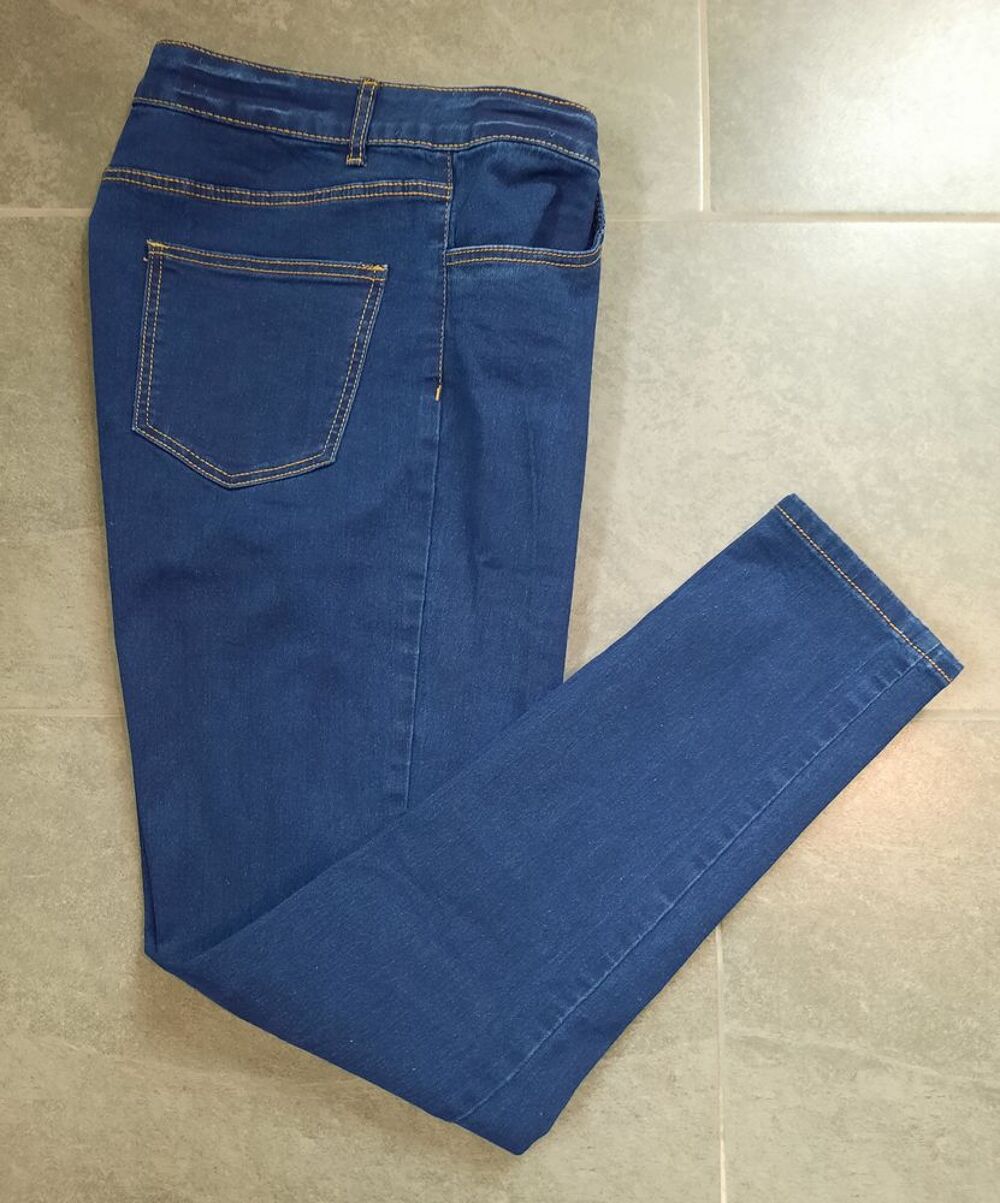 Jean femme - pantalon jean bleu T 40 - ou 40 - 42 neuf Vtements