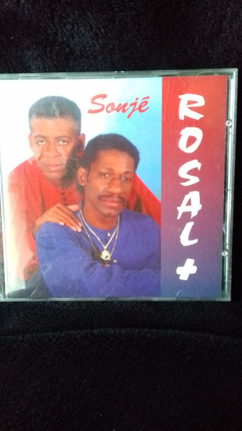 UN CD DE MUSIQUE TROPICALE CD et vinyles