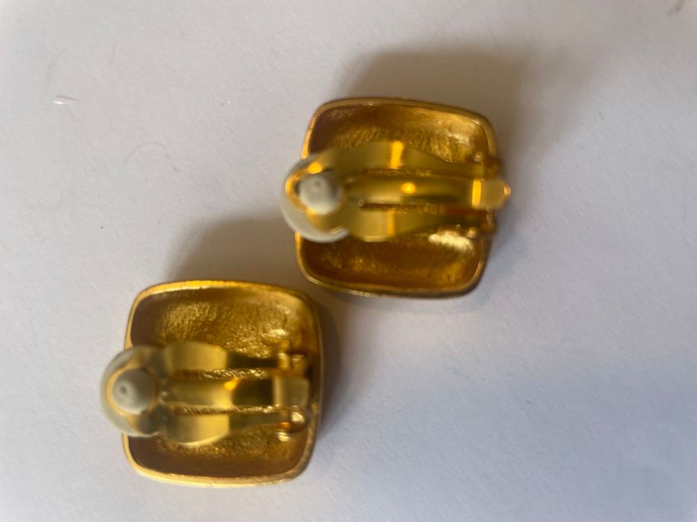 BO Boucles Oreilles, carr&eacute; lisse SR grav&eacute; dor&eacute; satin&eacute; RYKIEL Bijoux et montres