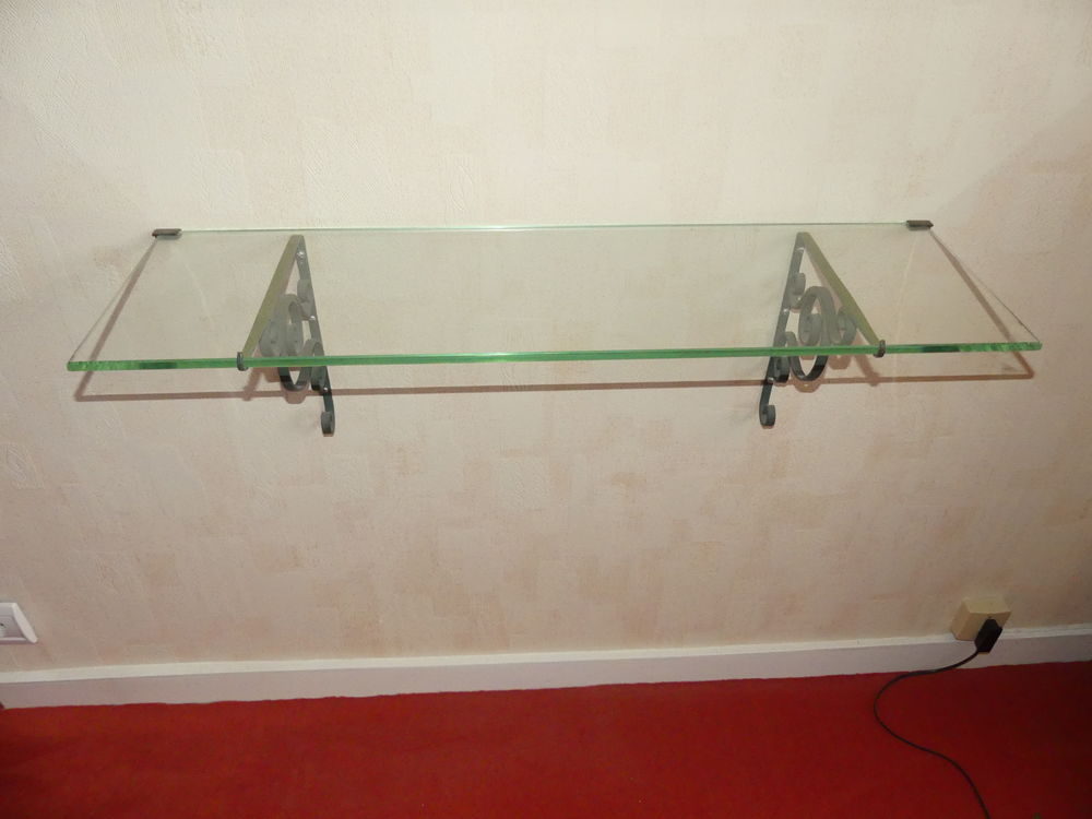 ETAGERE MURALE EN VERRE ET SUPPORT DE FIXATION EN BRONZE
Meubles