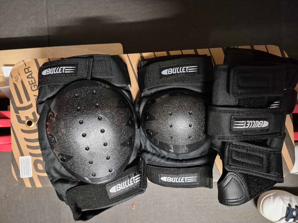 Lot de protections Bullet quasi neuf - Taille adulte Sports