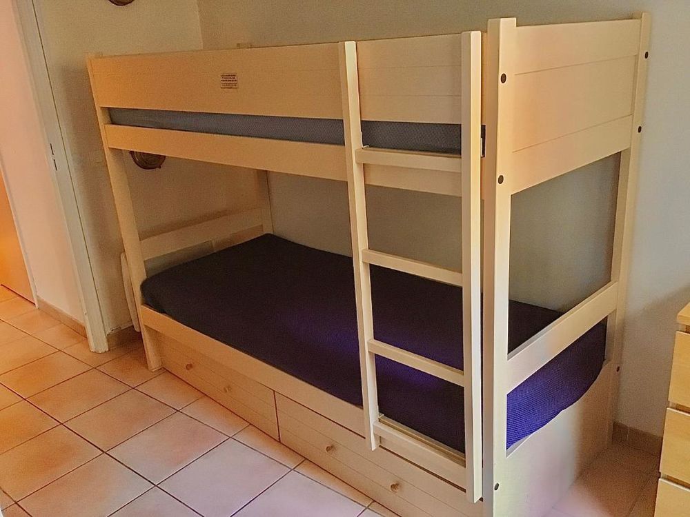 &agrave; Menton, Lits superpos&eacute;s Meubles