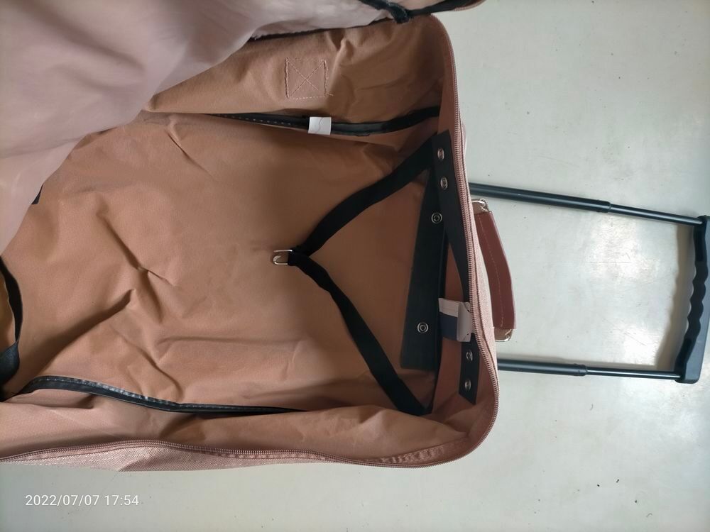 Petite valise &agrave; roulettes marron clair et blanche 46X 35cm
Maroquinerie