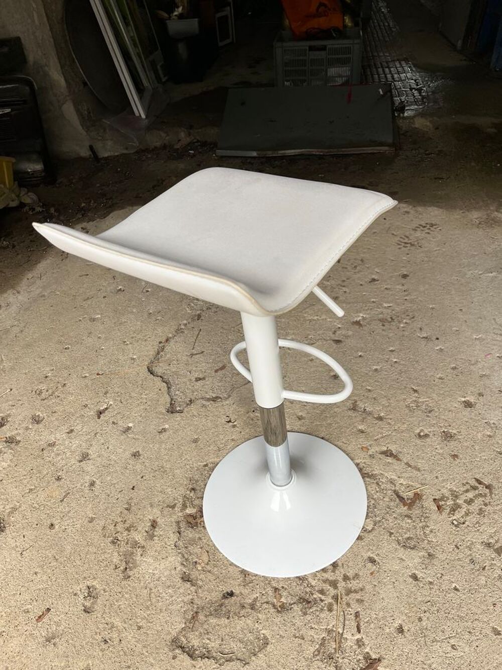 2 tabourets de bar en cuir blanc sur pied rond Meubles