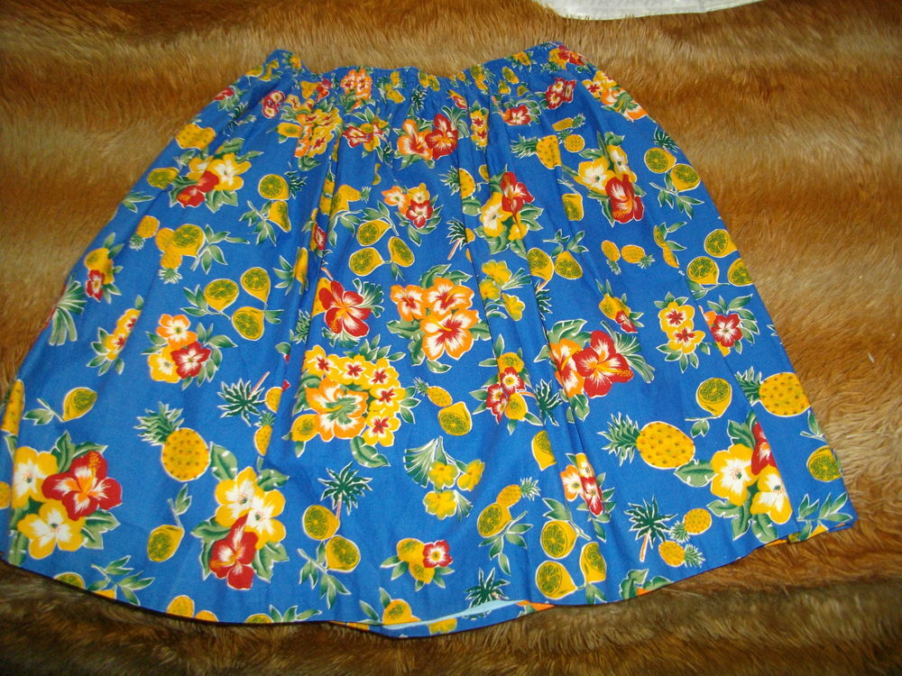 Jupe bleue &agrave; fleurs - Taille : 46/48 Vêtements