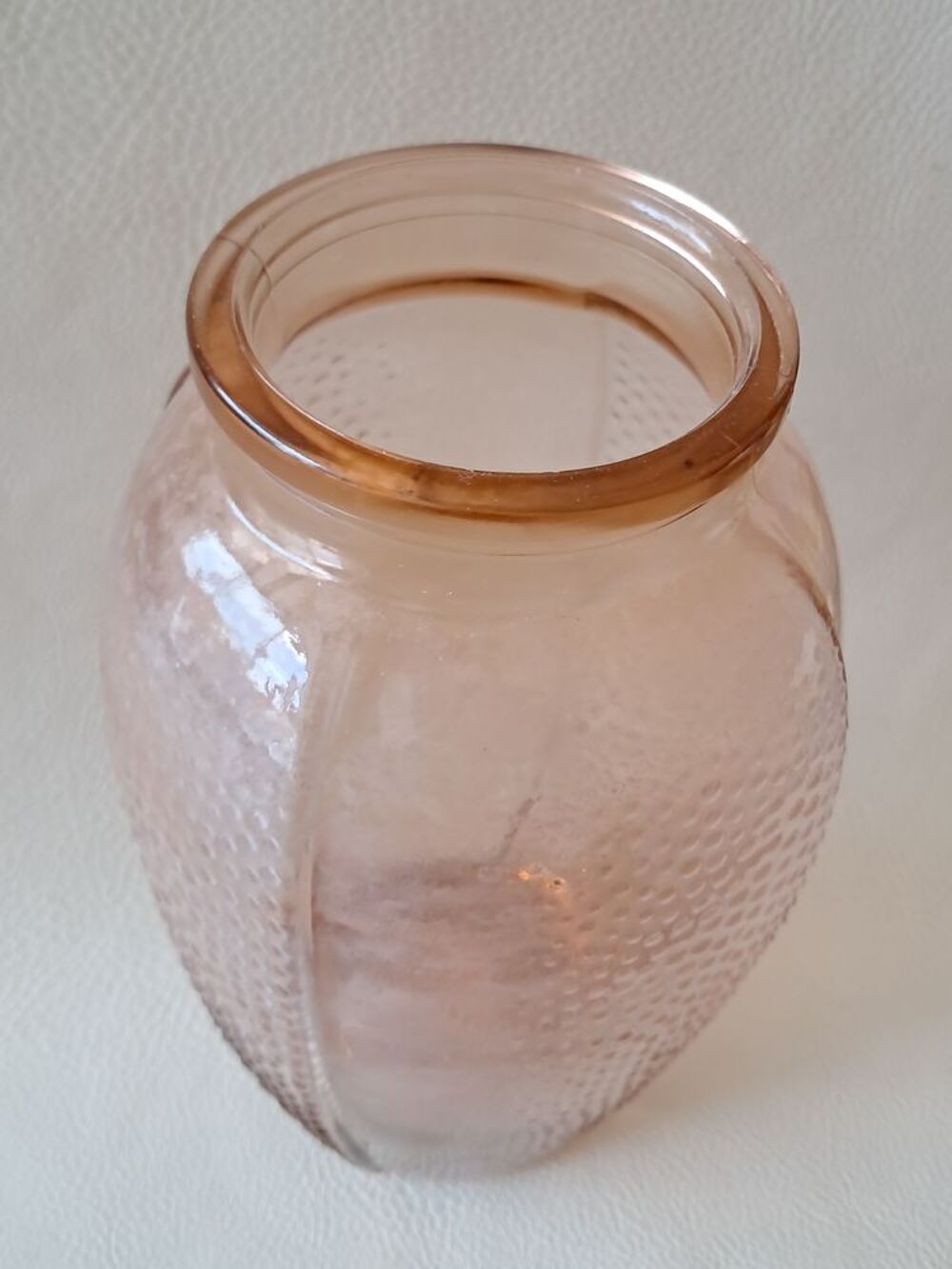 vase en verre moul&eacute; couleur rose avec reflets ambr&eacute; Décoration