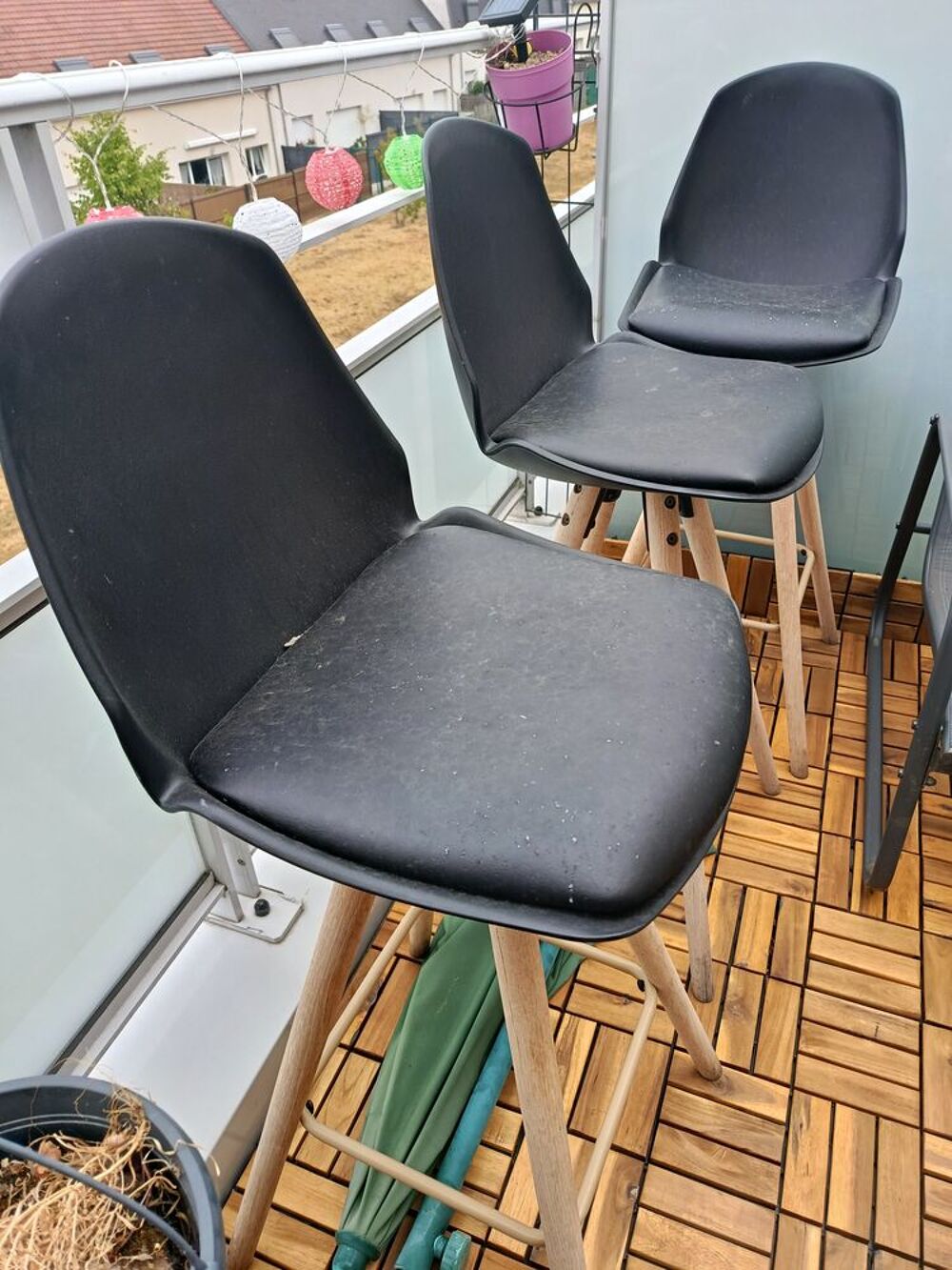 Table haute et 3 chaises hautes.
Meubles