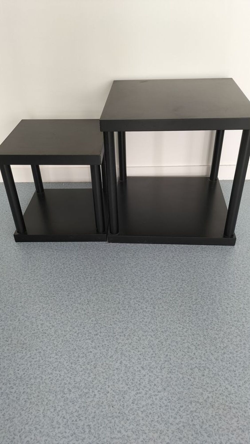 2 tables basses carr&eacute;es noires ,lot : 20 €. Meubles