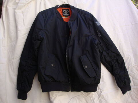 3  blousons  diff�rents  mod�les et prix .Taille L (TBE)
50 Sevran (93)