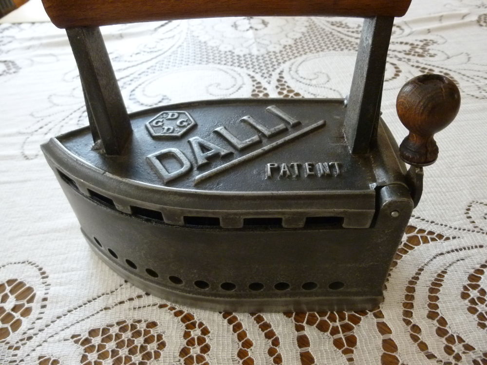 MAGNIFIQUE FER A REPASSER A BRAISE ET EN FONTE . DALLI . 