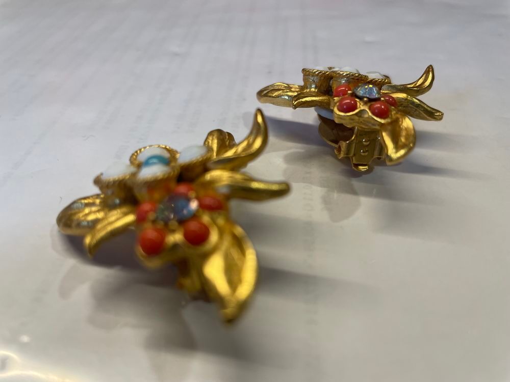 BO feuilles dor&eacute;es en triangle cabochons multicolore Lacroix Bijoux et montres