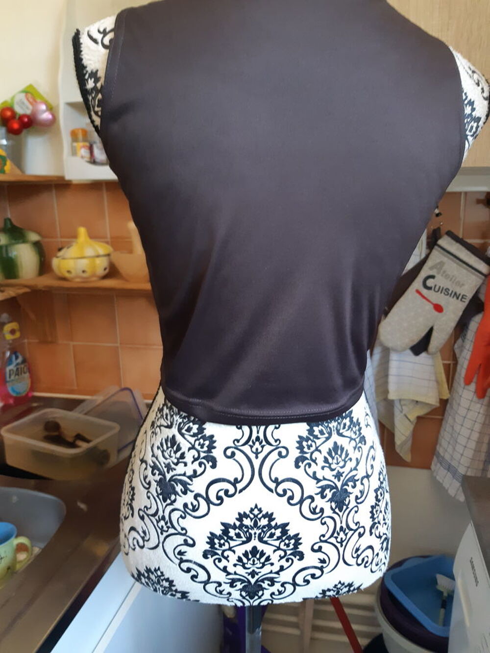  top marron, court, satin&eacute; NEUF sans manche TAILLE 1
l Vêtements