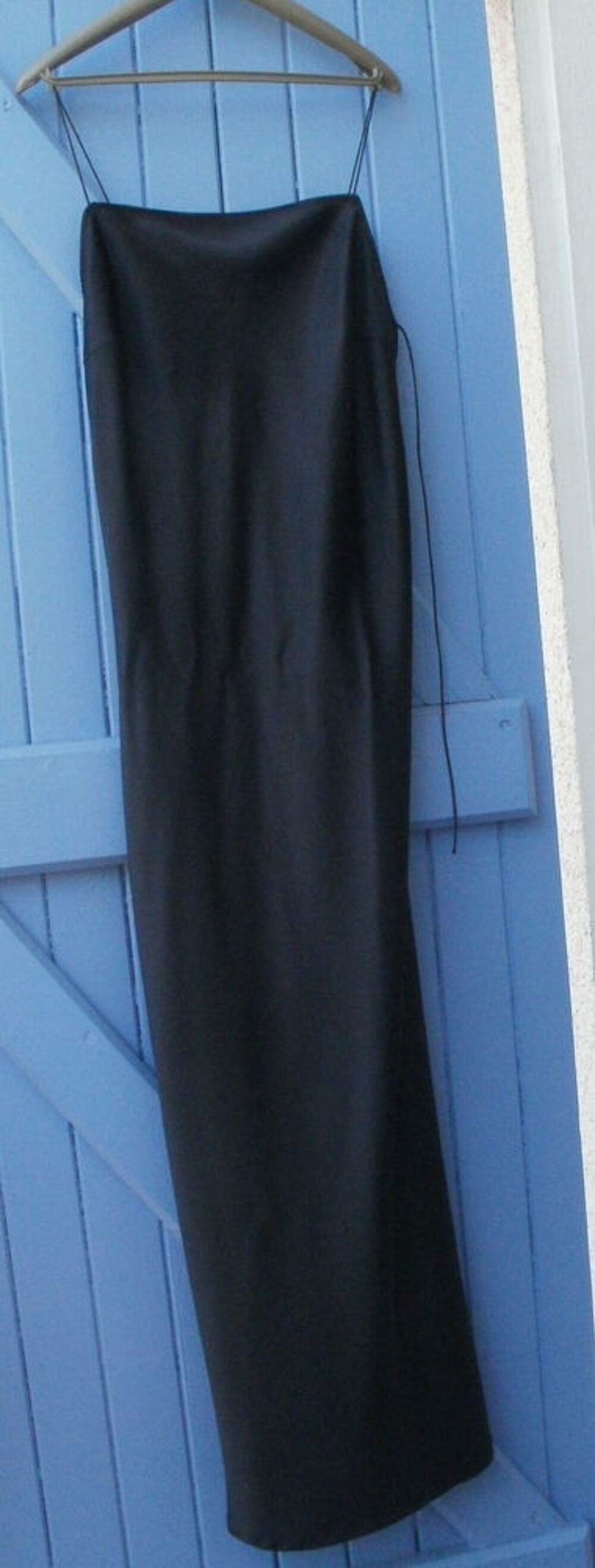Robe longue ZARA Taille 38, couleur noire Vêtements