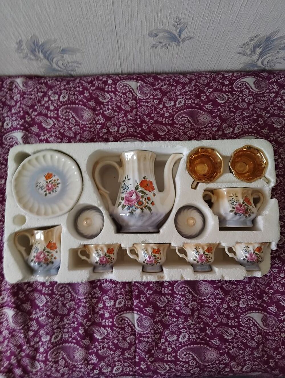 Service &agrave; th&eacute; vintage floral en faillance Décoration