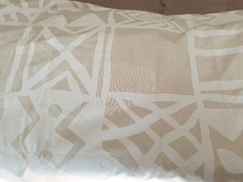 Tissu beige avec figures g�om�triques blanches
5 Mouxy (73)