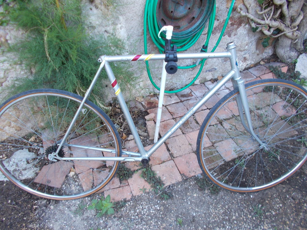 pi&egrave;ces de v&eacute;lo divers ancien vintage 1970/80 Vélos