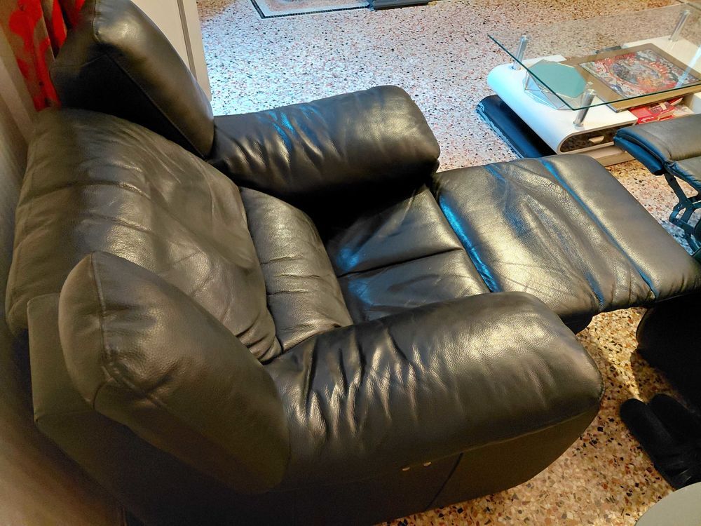 Canap&eacute; et fauteuil cuir pleine fleur tr&egrave;s bon &eacute;tat. Meubles