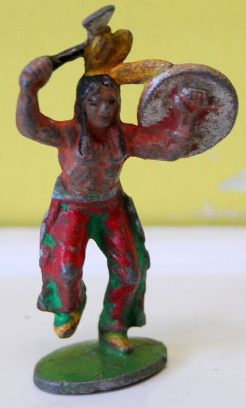 Indien QUIRALU rouge avec hache dansant 20 Issy-les-Moulineaux (92)