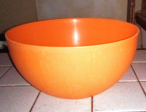  Deux saladiers  couleur orange en plastique avec cuill�res 5 Marines (95)