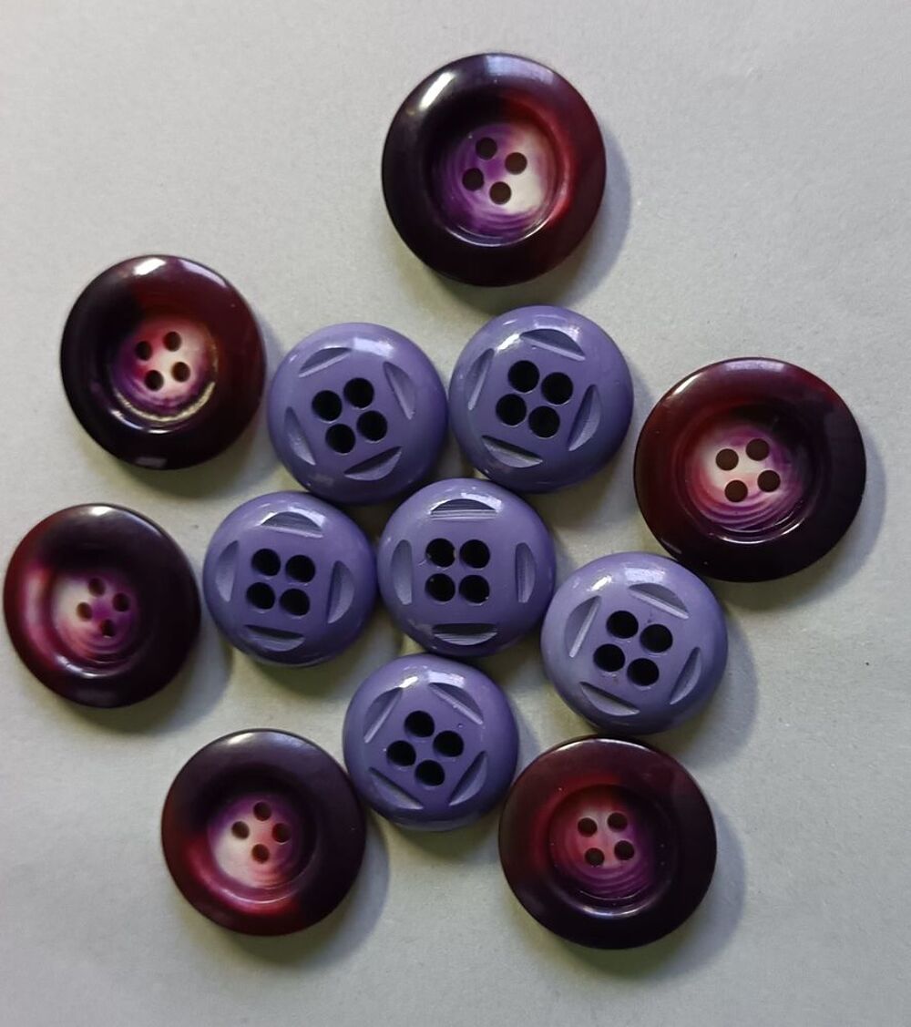 Lot Classique &amp; Doux de 12 boutons violine et mauves. Décoration