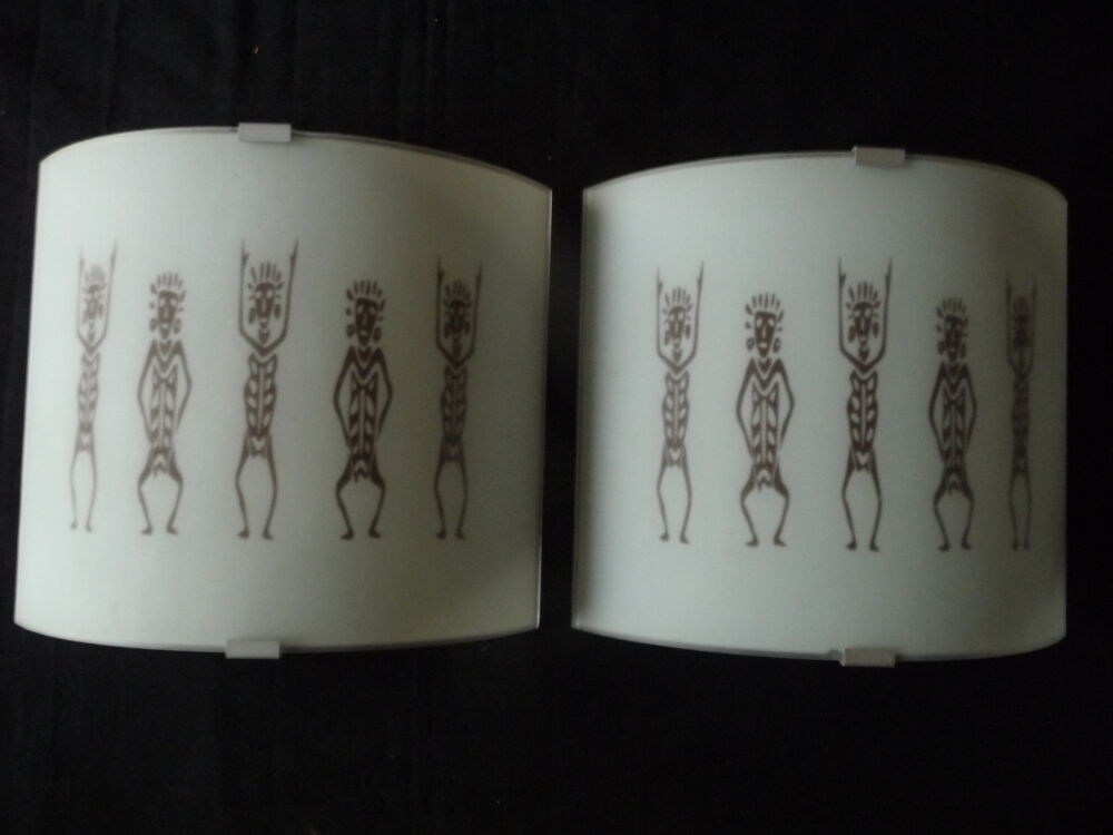 Appliques murales design en verre d&eacute;poli orn&eacute;es de personnag Décoration