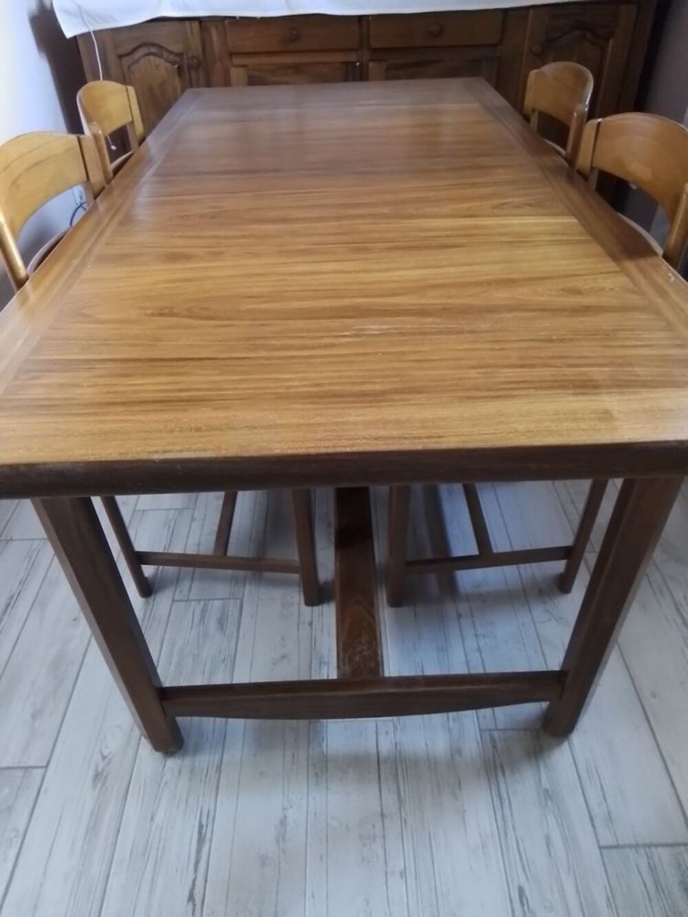 Belle et grande table rectangulaire et ses 4 chaises assorti Meubles