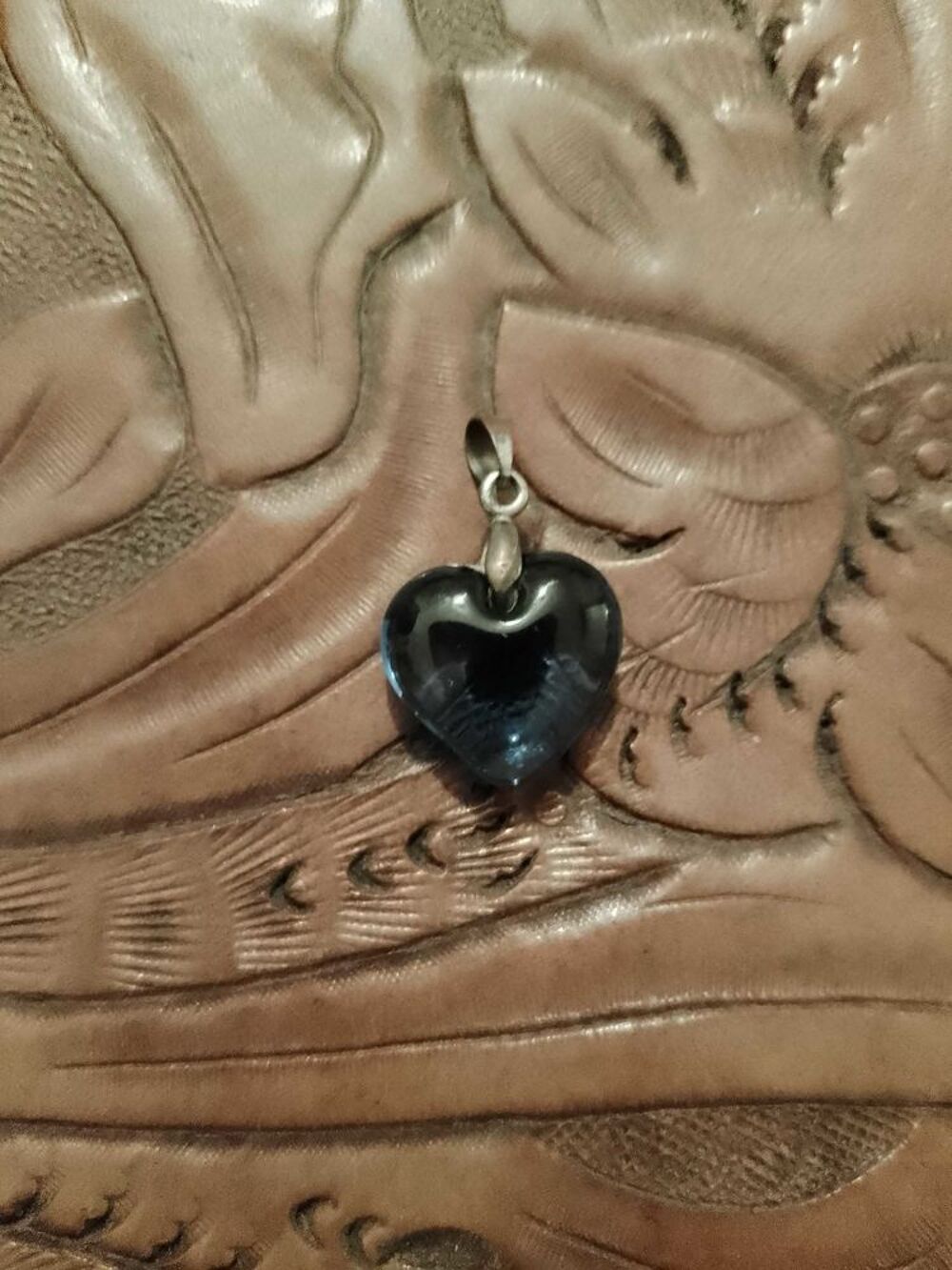 pendentif coeur en verre bleu sur m&eacute;tal argent&eacute; vintage ann&eacute;es 90. Bijoux et montres