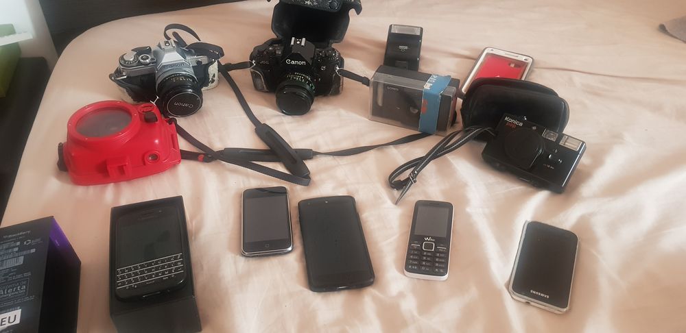 lots appareils photo et vieux t&eacute;l&eacute;phones Photos/Video/TV