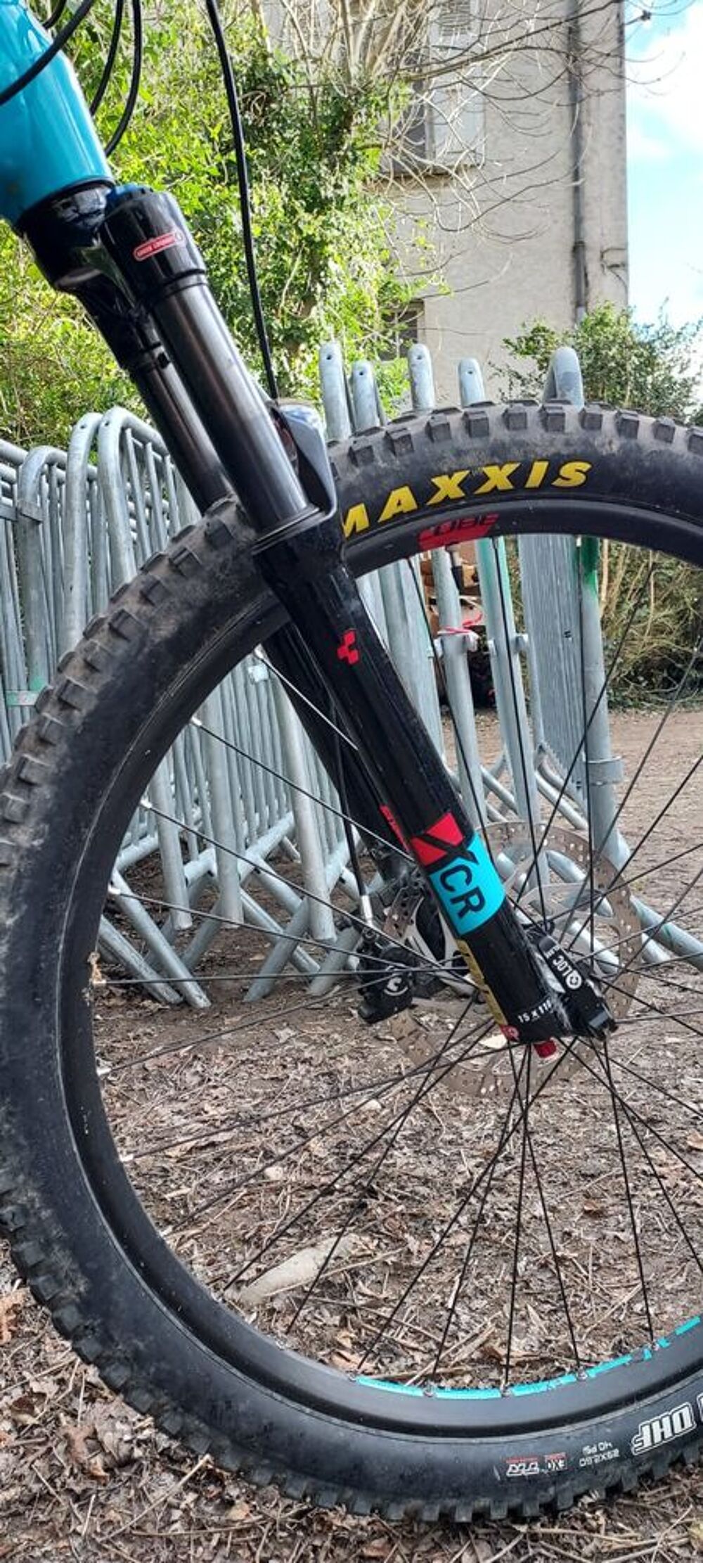 VTT Electrique Bleu et Rouge Vlos