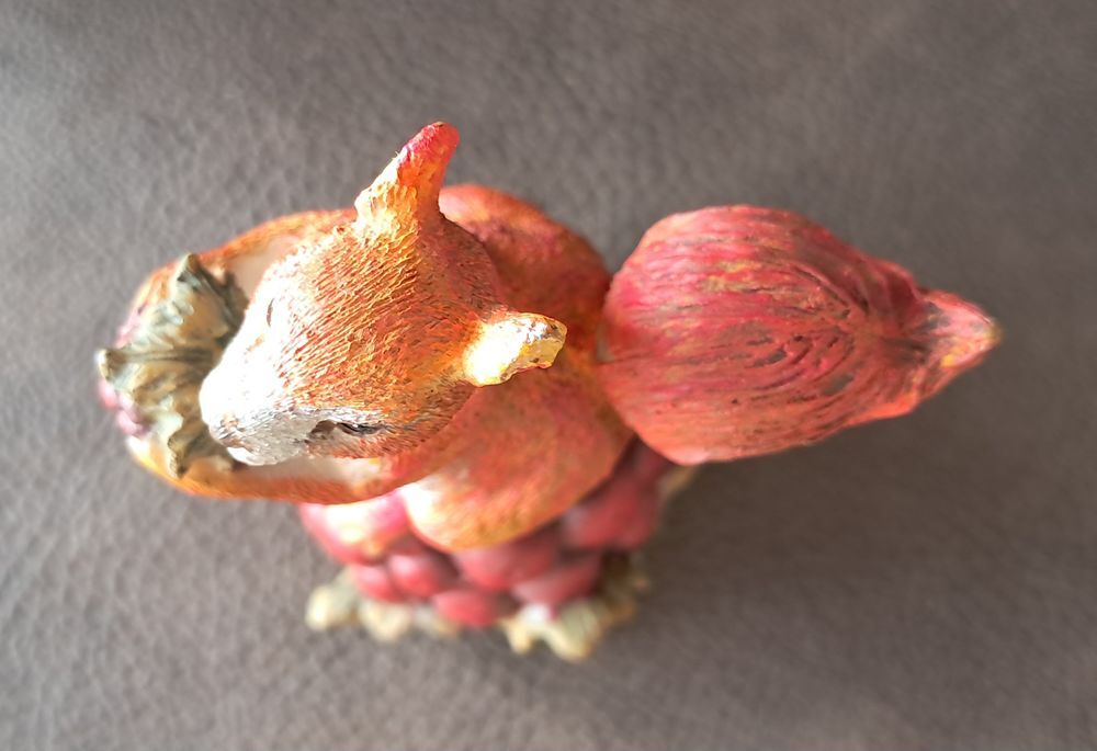  &eacute;cureuil en r&eacute;sine sur une m&ucirc;re g&eacute;ante 
figurine Décoration