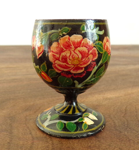 Coquetier en bois peint frise florale sur fond noir . 15 Livr (53)