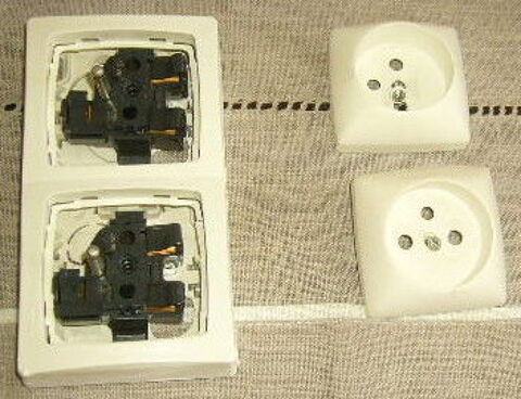 Prise(double) de terre Legrand 16A murale avec bloc AB abim� 3 Versailles (78)