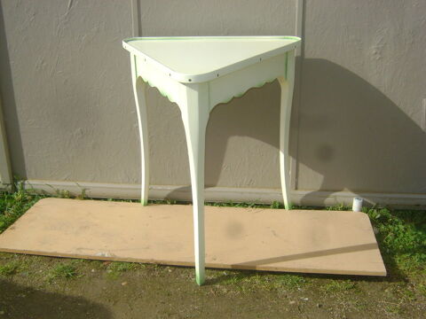 Table blanche laquée triangulaire 110 Châtellerault (86)