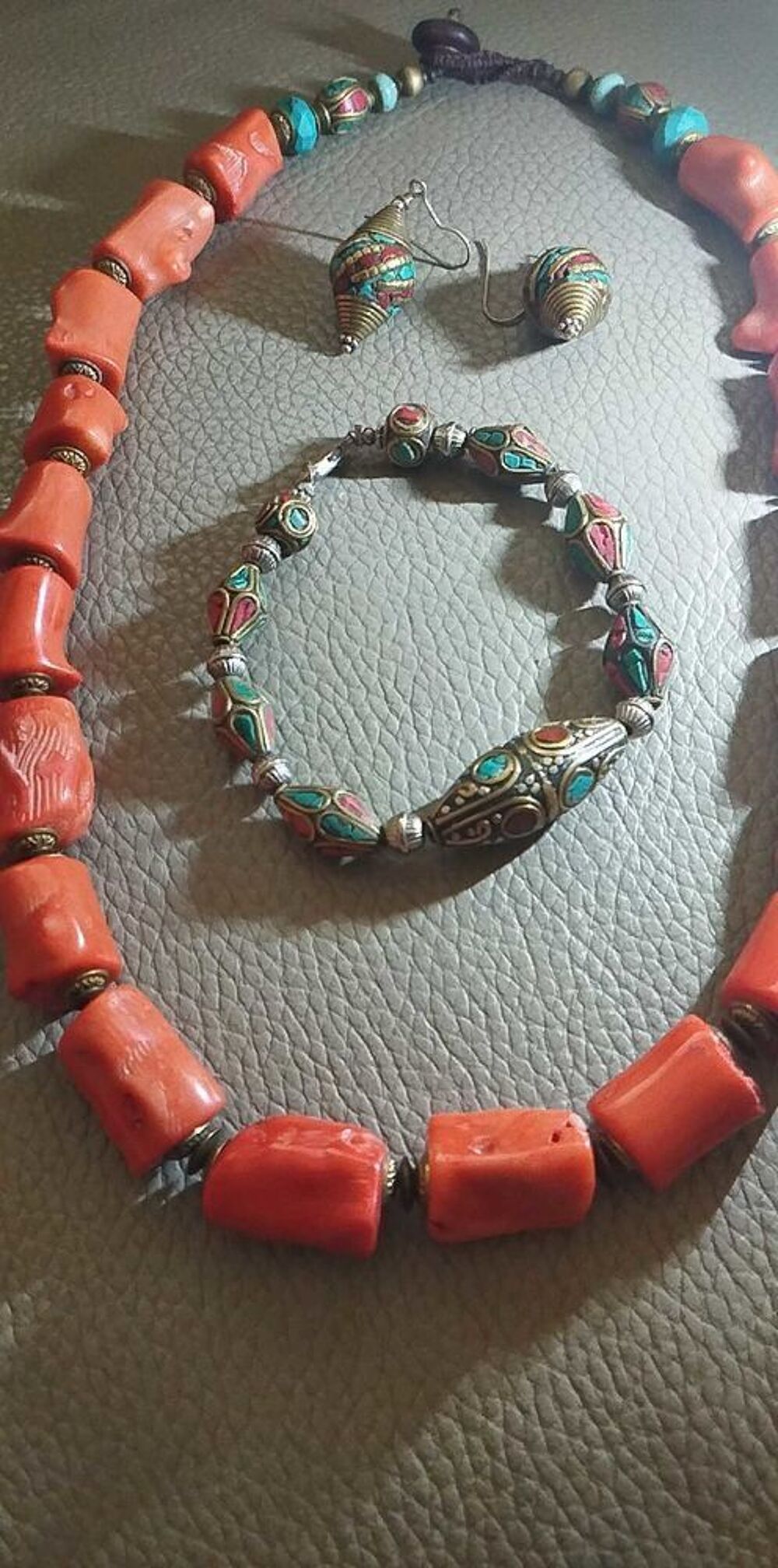 Prestigieux ensemble collier, bracelet, boucles d'oreilles tib&eacute;tain en Corail Bambou naturel Bijoux et montres