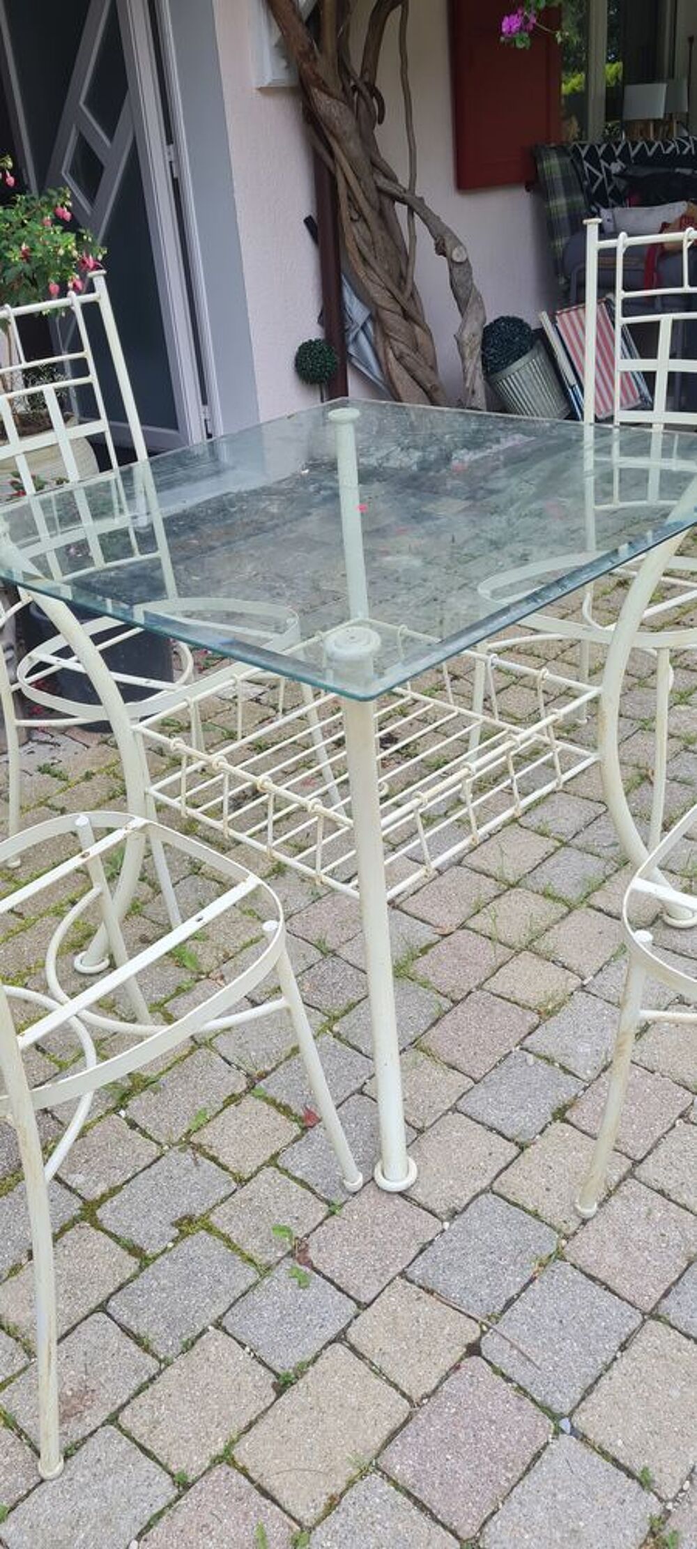 Table ext&eacute;rieur en m&eacute;tal avec ses 4 chaises. Couleur beige. Jardin