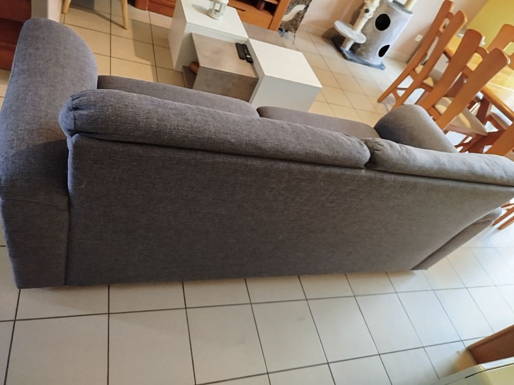 Canap&eacute; 3places en tissu.
Longueur 220 largeur 90 Meubles