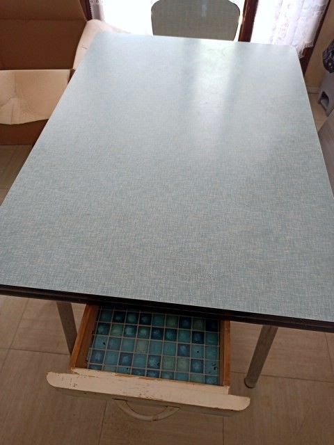 Table de Cuisine en Formica  vintage/ 2chaises, 1 tabouret 
100 Saint-Fons (69)