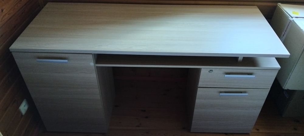 Bureau plus buffet plus calculatrice Meubles