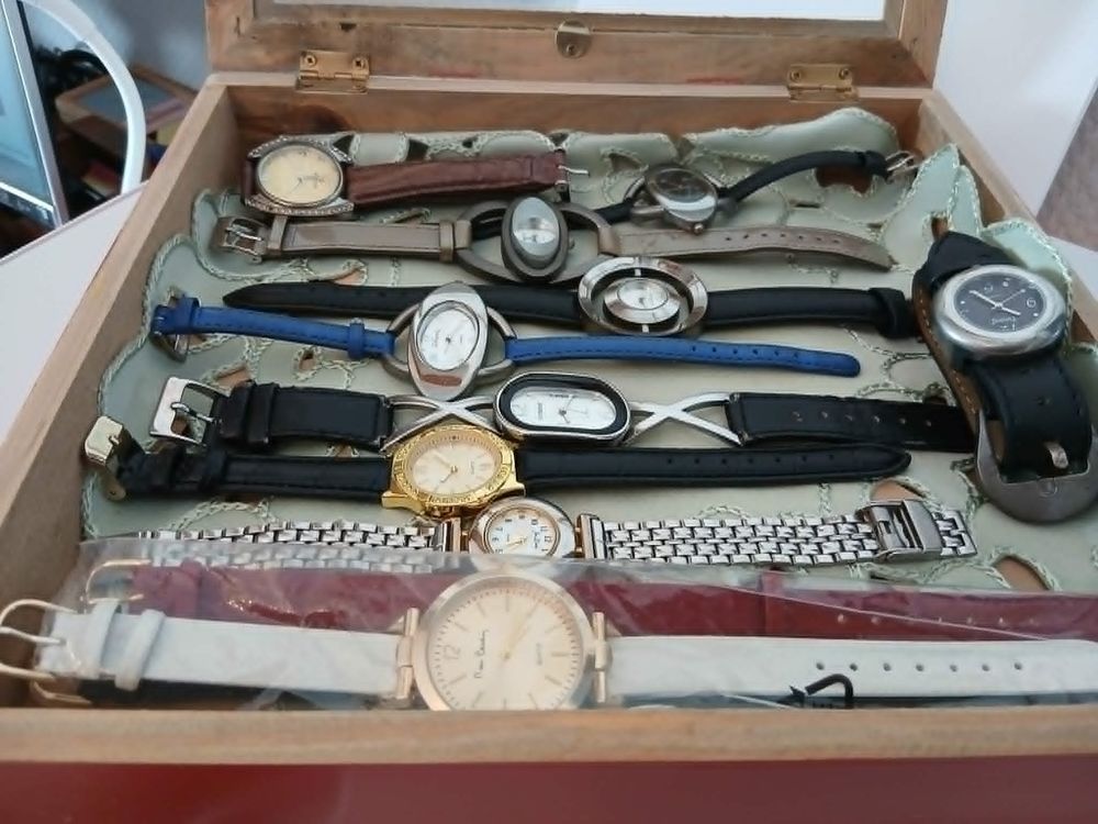  Lot dix montres + coffret bois vitr&eacute; de valeur N&deg;1346 Bijoux et montres