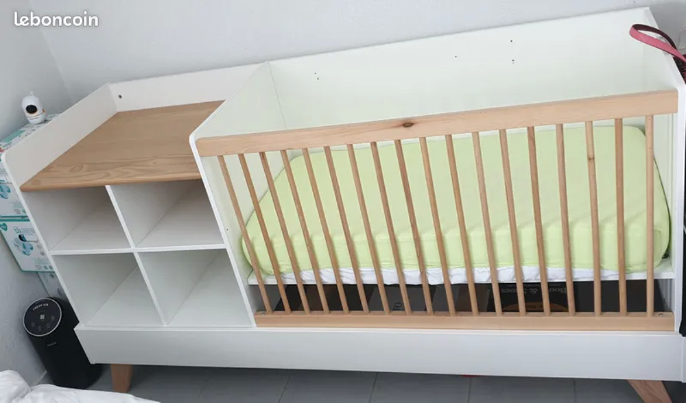 Lit berceau &eacute;volutif avec table a langer + matelas + 4 draps Meubles