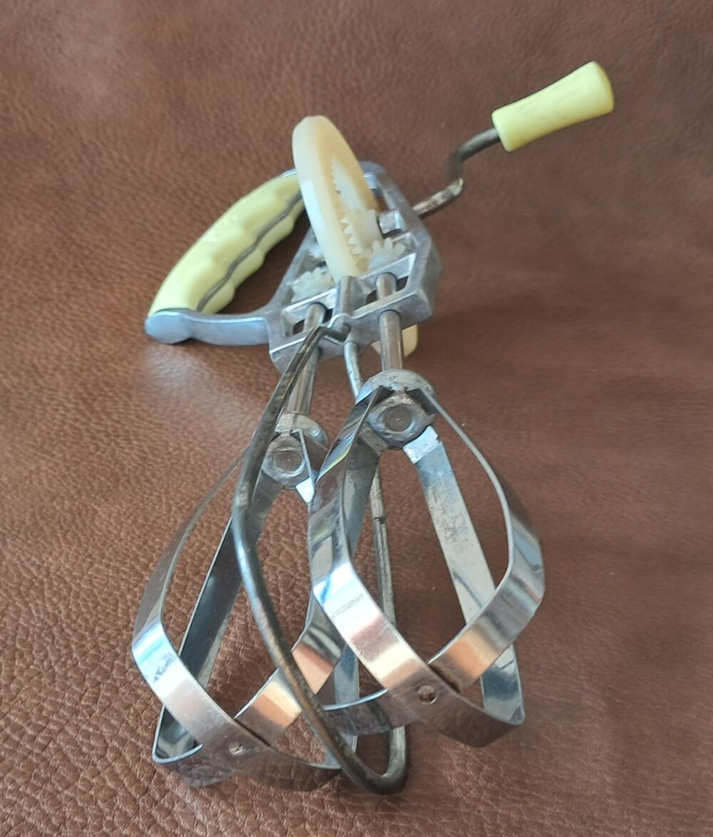 
batteur fouet manuel vintage marque as en inox Cuisine
