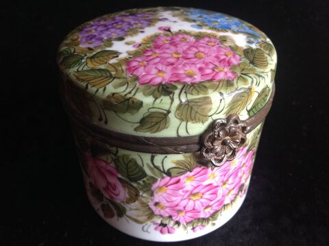 COFFRET EN PORCELAINE DE LIMOGES PEINT MAIN SIGNÉE Envoi 
125 Trégunc (29)