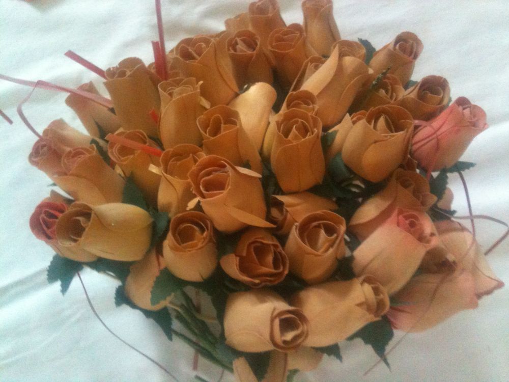 Bouquet de roses en boutons artificielles en bois
Décoration