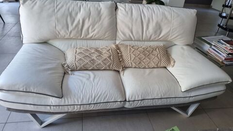 canap blanc en cuire. trs bon tat. 230 Montpellier (34)