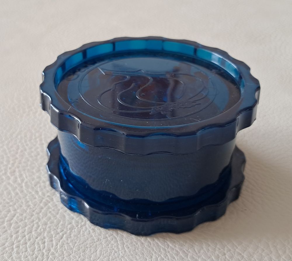 presse ail en acrylique marque garlic chef 
couleur bleu Cuisine